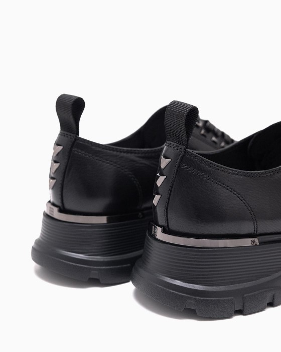 Черные массивные кроссовки ROU с шипами