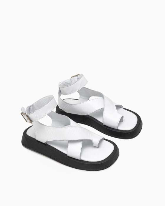 Белые сандалии ROU  с черной подошвой